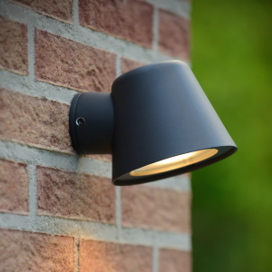 Antraciet wandlamp met warme lichtstraal tegen buitenmuur