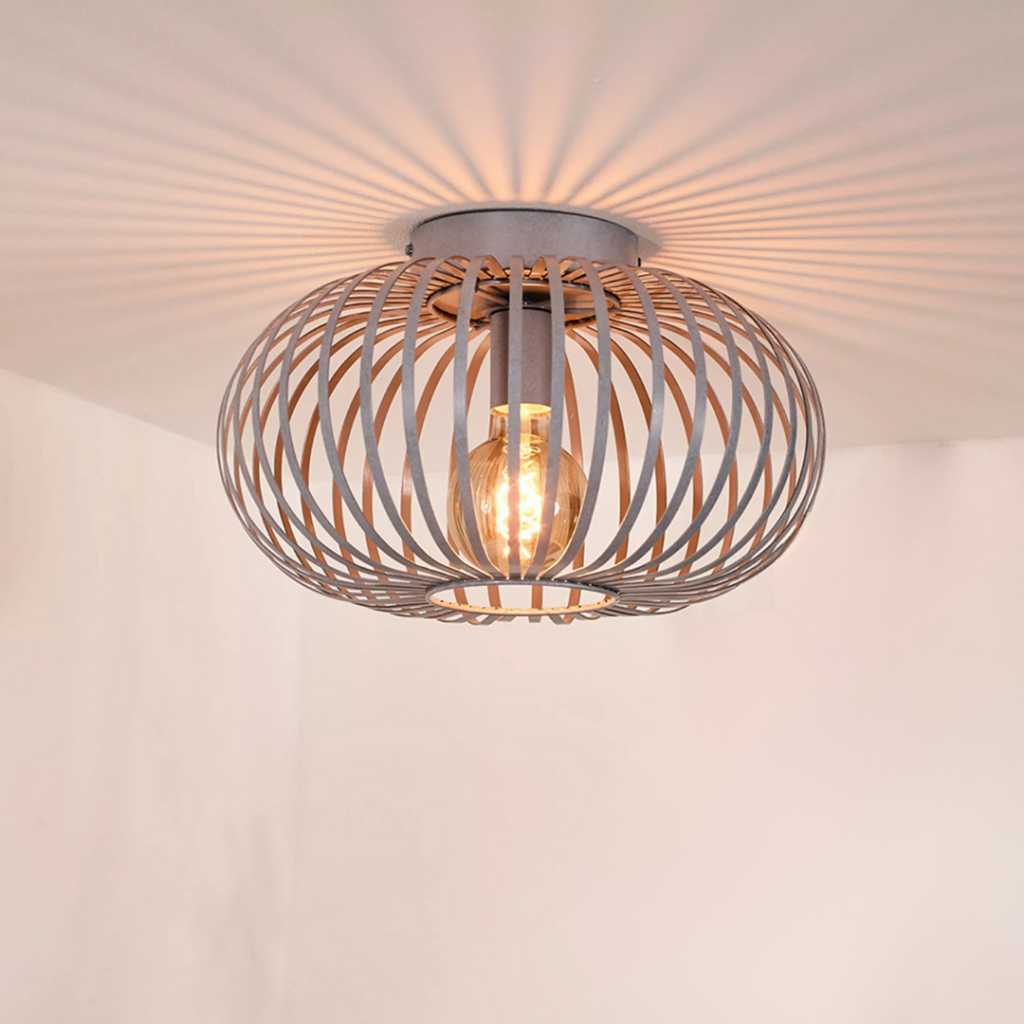 Grijze metalen plafondlamp met opengewerkt design en warm lichtpatroon op plafond