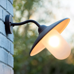 Buitenwandlamp roestkleurig met matglas kap aan witte muur