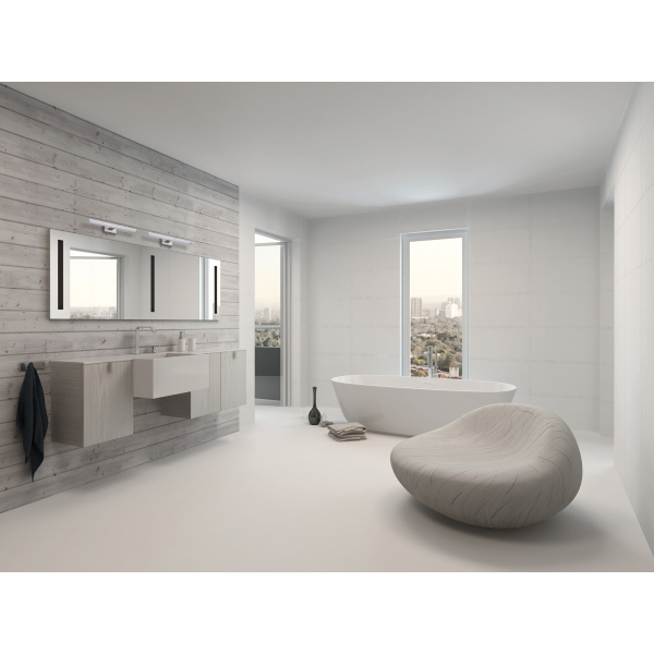 Spiegellamp in chroom boven brede wandspiegel in moderne badkamer