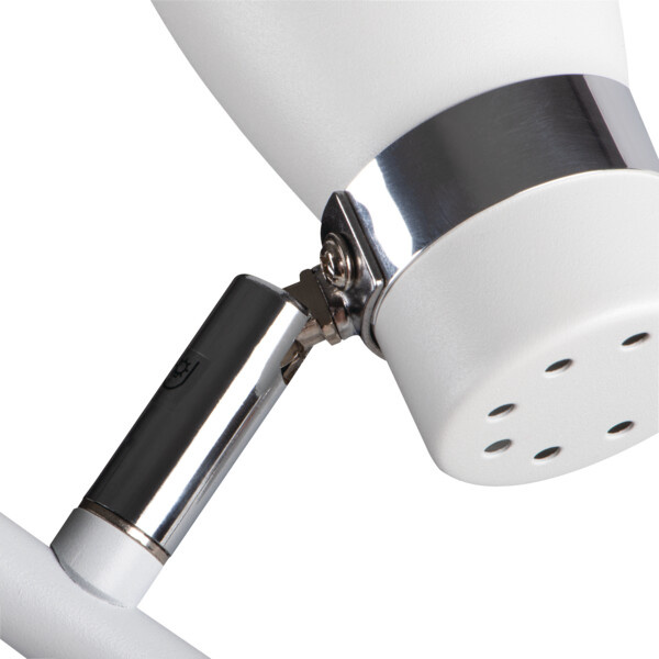 Witte plafondlamp met verstelbare spotkop en chroomaccenten