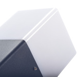 Grijze wandlamp met witte kap en matte afwerking