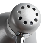 Zilveren bureaulamp met geperforeerde kap en chromen scharnierafwerking