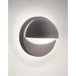 Ronde zwarte buiten wandlamp met halfopen kap en diffuus licht