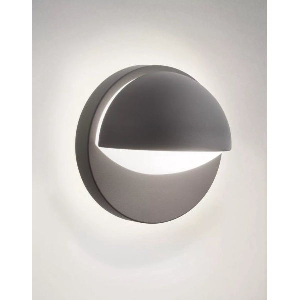 Ronde zwarte buiten wandlamp met halfopen kap en diffuus licht