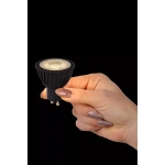 Zwarte GU10 LED spotlamp vastgehouden in een hand