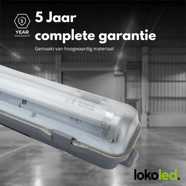 LED TL armatuur met transparante kap in industriële ruimte
