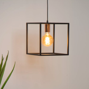 Zwarte metalen hanglamp met open kubusframe en warme gloeilampverlichting