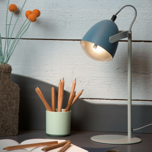 Blauwe metalen tafellamp met ronde kap op bureau in kinderkamer