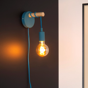 Blauwe wandlamp met houten detail en zichtbaar brandende gloeilamp