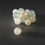 Decoratief lichtsnoer met textielbollen in wit en lichtblauw met warm licht