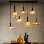 Zevenlichts hanglamp met amberkleurig glas en zwarte fittingen boven eettafel