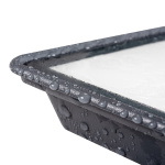 LED schijnwerper zwart metalen behuizing met waterdruppels op glasoppervlak