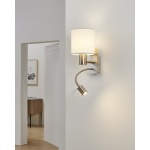 Wandlamp met witte stoffen kap en flexibele leesarm in moderne woonkamer