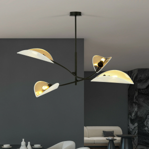 Witte en gouden hanglamp met vier lichtbronnen boven moderne zithoek