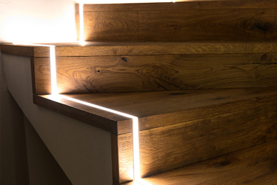 Houten trap met warme ledverlichting langs de treden