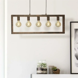 Rechthoekige hanglamp met vijf lichtbronnen in rustiek bruine afwerking boven dressoir