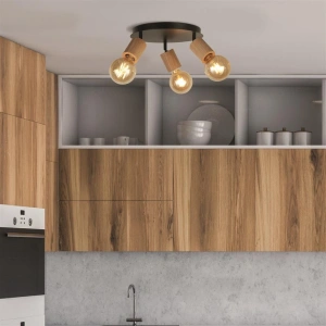 Ronde plafondlamp met drie houten spots en zwarte afwerking in keukenruimte