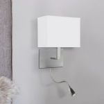 Zilveren wandlamp met witte kap en flexibele leeslamp in slaapkamerinterieur