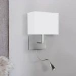 Zilveren wandlamp met witte kap en flexibele leeslamp in slaapkamerinterieur