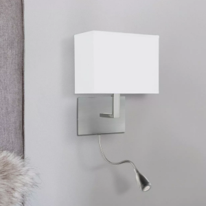 Zilveren wandlamp met witte kap en flexibele leeslamp in slaapkamerinterieur