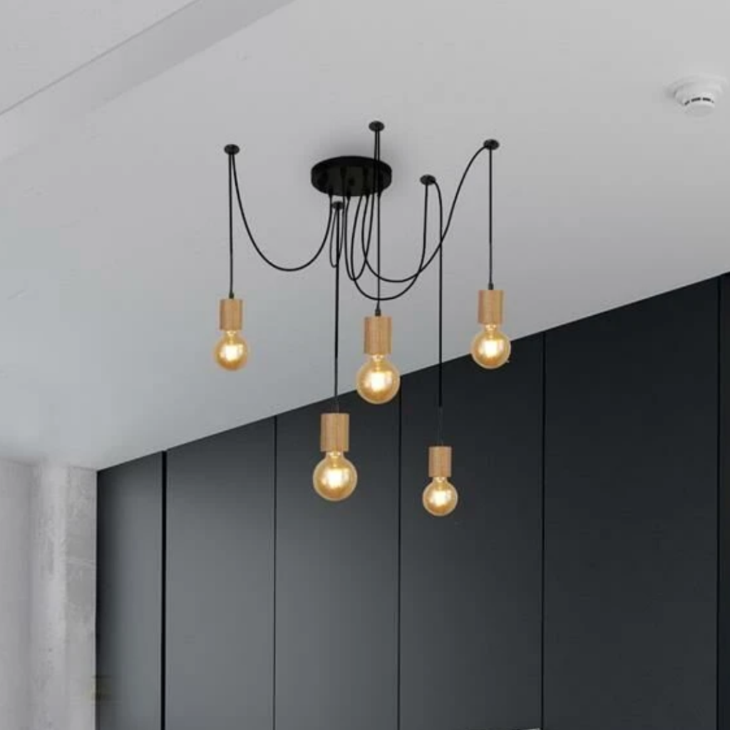 Zwarte houten hanglamp met vijf verstelbare pendels boven moderne keukenruimte