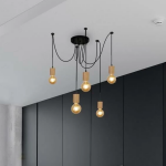 Zwarte houten hanglamp met vijf verstelbare pendels boven moderne keukenruimte