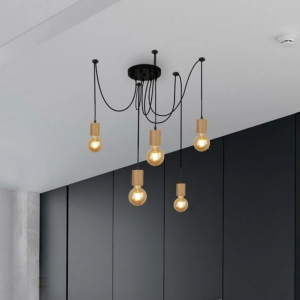 Zwarte houten hanglamp met vijf verstelbare pendels boven moderne keukenruimte