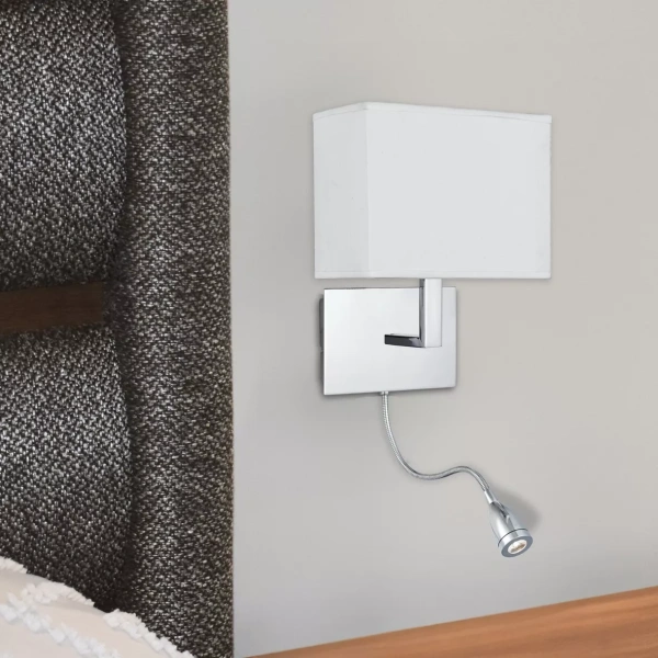 Chromen wandlamp met witte kap en flexibele leeslamp naast bed