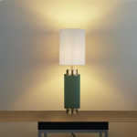 Donkergroene tafellamp met witte cilindervormige kap en messing accenten