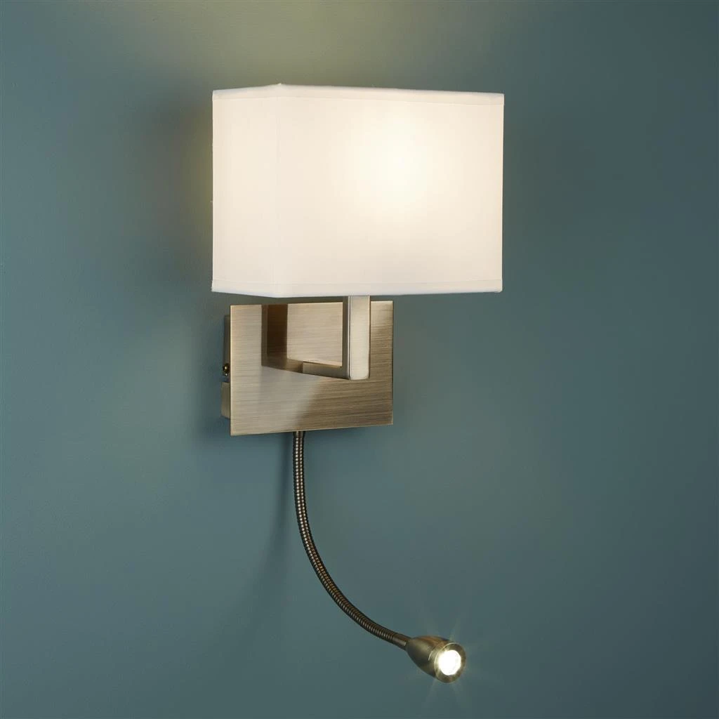 6519ab_6 Gouden wandlamp met witte rechthoekige kap en flexibele leesarm