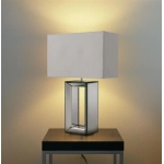 Gespiegelde witte tafellamp met rechthoekige kap op houten bijzettafel