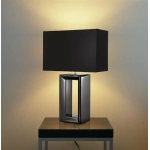 Zwarte marmeren tafellamp met rechthoekige kap op houten bijzettafel