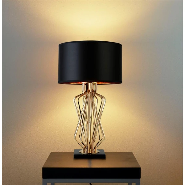 eu4110go_5-600x600 Gouden tafellamp met zwarte kap op tafel tegen verlichte muur