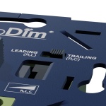 Close-up EcoDim inbouw LED dimmer met blauwe metalen afwerking