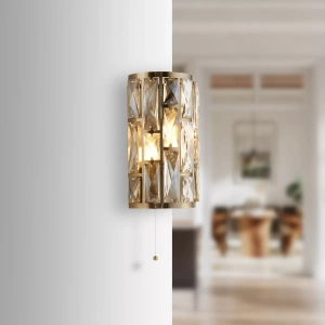 Kristallen wandlamp van messing met twee lichtpunten in moderne woonkamer