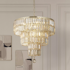 Kristallen kroonluchter met vijf lichtpunten in champagnekleurige afwerking in woonkamer