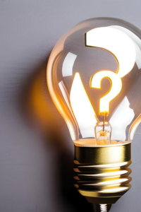 Gloeilamp met geelgouden fitting en brandend vraagteken in het glas