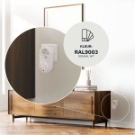 Witte stekkerdimmer in stopcontact naast houten dressoir in woonkamer