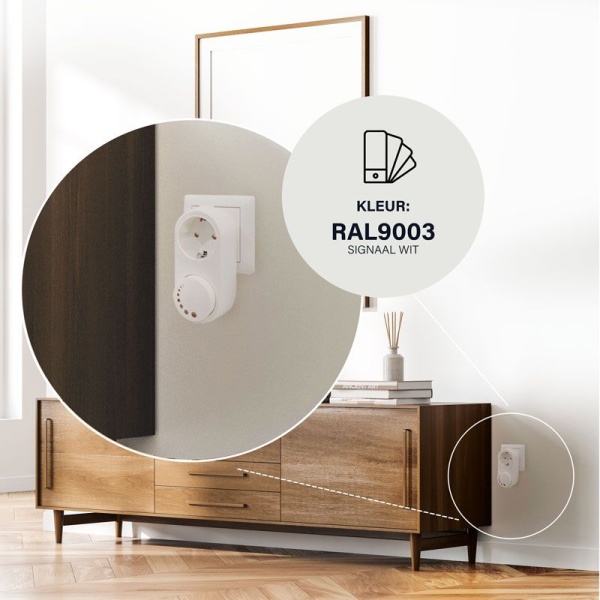 Witte stekkerdimmer in stopcontact naast houten dressoir in woonkamer
