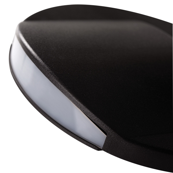 Zwarte ronde trapverlichting met matte diffuser in detail close-up.