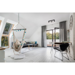 Plafondlamp met drie spots in moderne lichte woonkamer met grijze gordijnen.