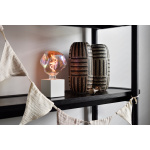 Glazen LED lamp met iriserende gloed naast twee grijze keramische vazen.