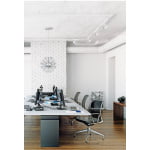 Witte railspots aan plafond in modern kantoor met werkplekken en computers