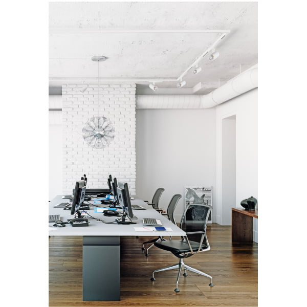 Witte railspots aan plafond in modern kantoor met werkplekken en computers