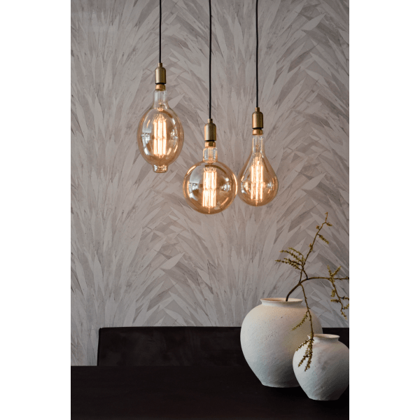 Hangende glazen filamentlampen goudkleurig boven donkere tafel met vazen