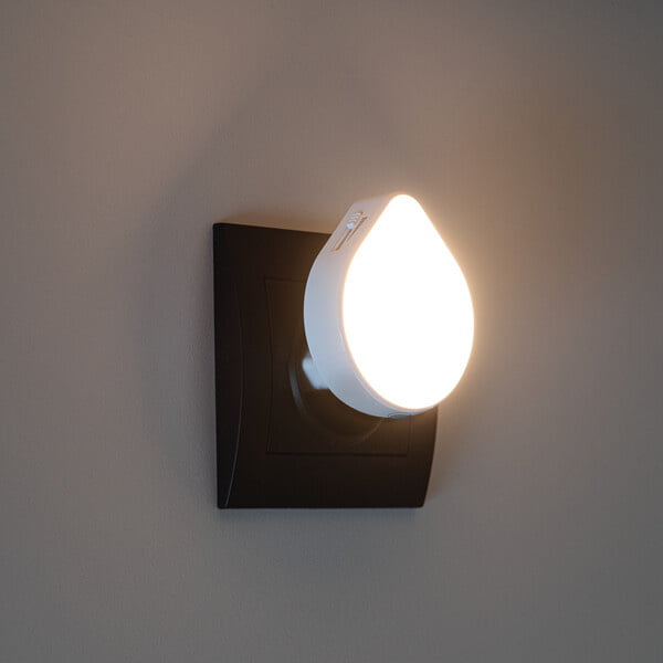 Witte stekkerlamp met dag en nacht sensor in stopcontact
