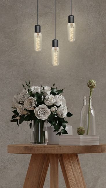 SF-LX023922305 Hangende buislampen met warm licht boven houten tafel met bloemenvaas