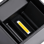 Zwarte wandlamp cube met zichtbaar geel led element binnenin