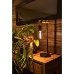 Zwarte tafellamp met brandende Edison lamp naast plantenmand op houten tafel